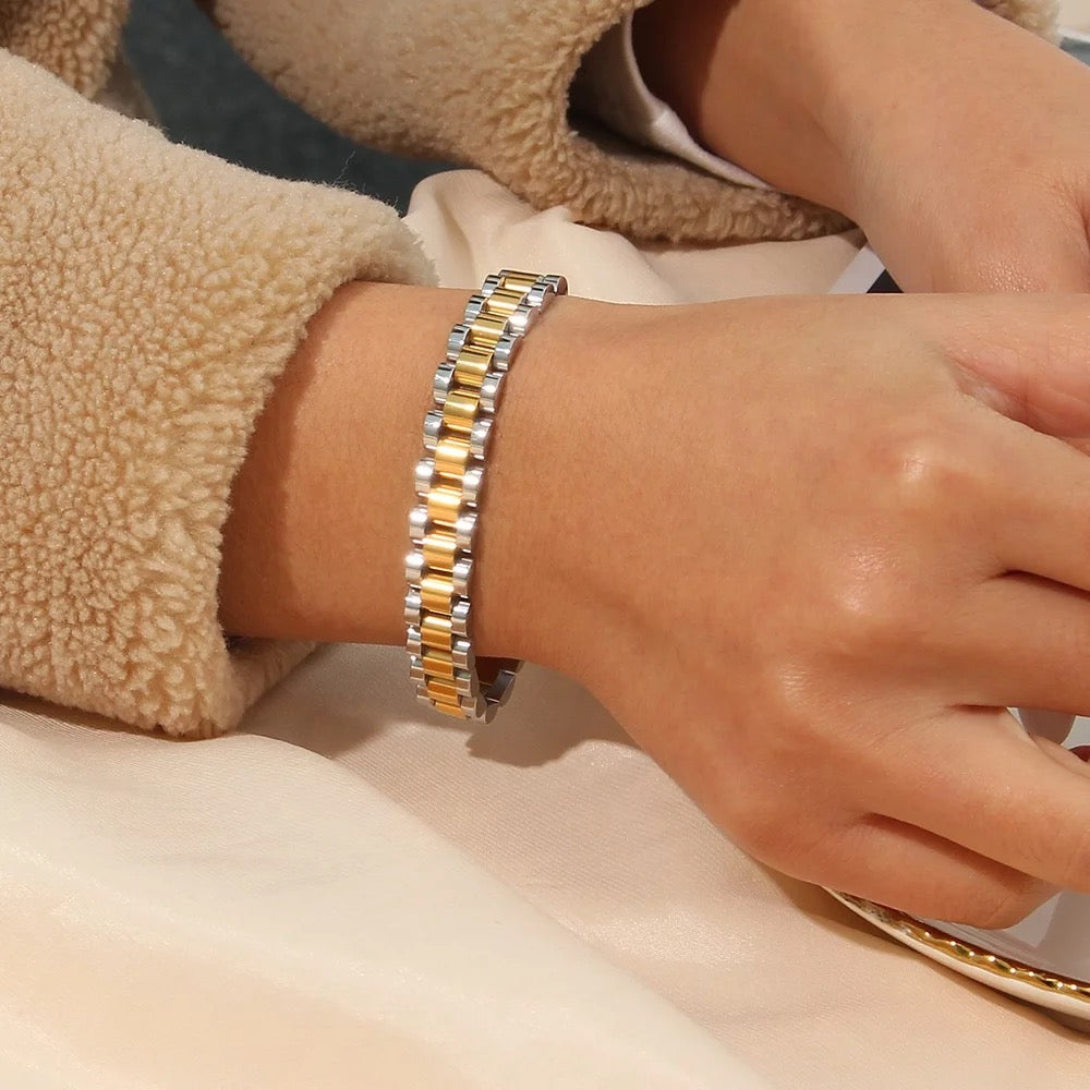 Golden link bracelet