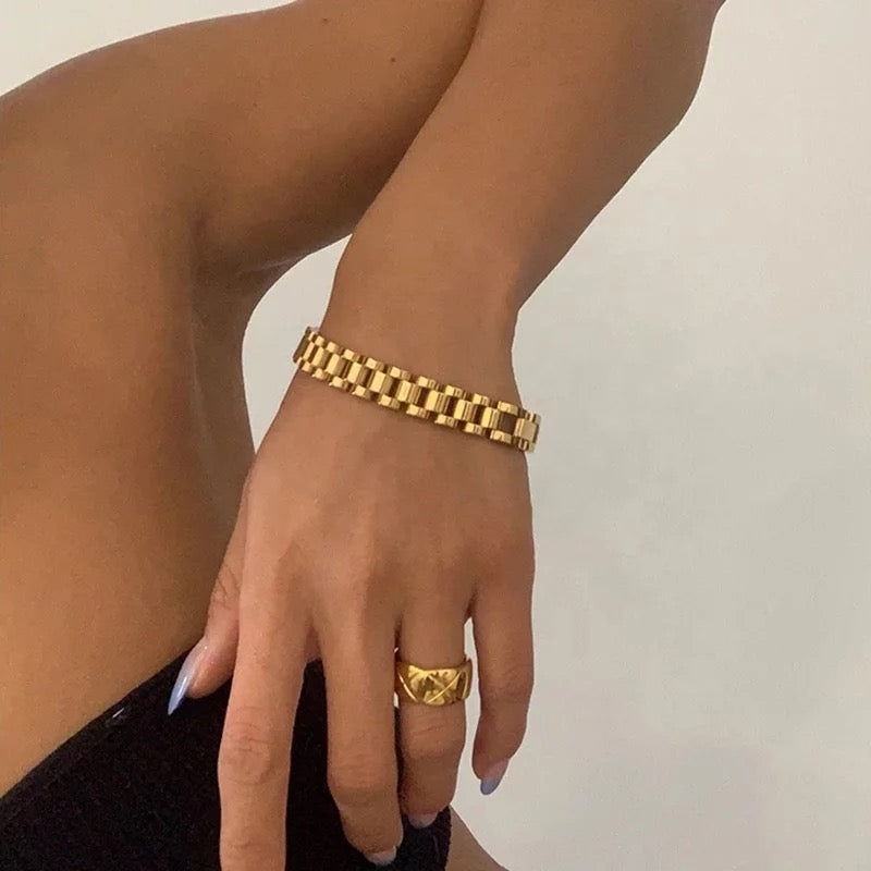 Golden link bracelet