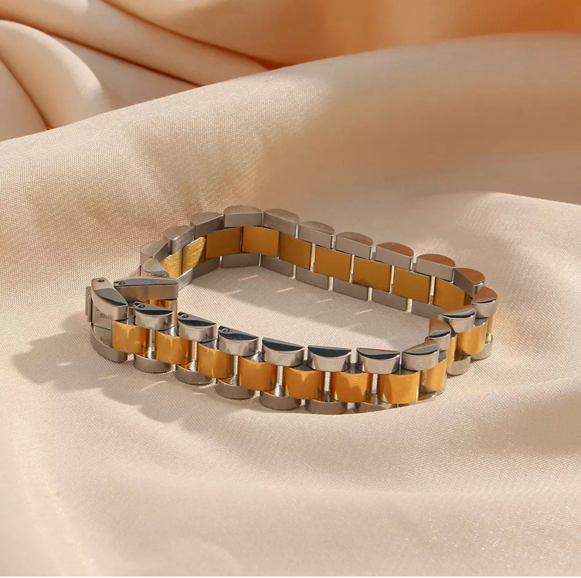 Golden link bracelet